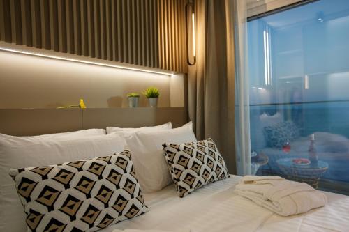 Postel nebo postele na pokoji v ubytování Hersonissos Beach Front Suites