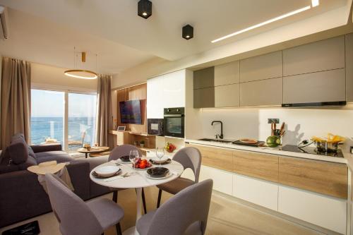 Kuchyň nebo kuchyňský kout v ubytování Hersonissos Beach Front Suites