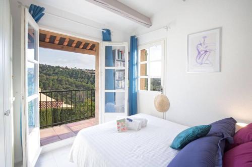 une chambre avec un lit et une grande fenêtre dans l'établissement Aphrodite by Kleidos - Très belle maison 6 P climatisée Golfe Sainte Maxime, à Roquebrune-sur Argens