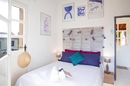 - une chambre avec un lit et 2 planches de surf dans l'établissement Aphrodite by Kleidos - Très belle maison 6 P climatisée Golfe Sainte Maxime, à Roquebrune-sur Argens