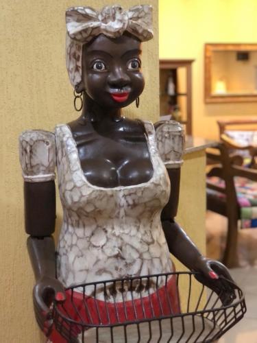 a statue of a woman holding a basket at Hotel Villa de Minas in Monte Sião