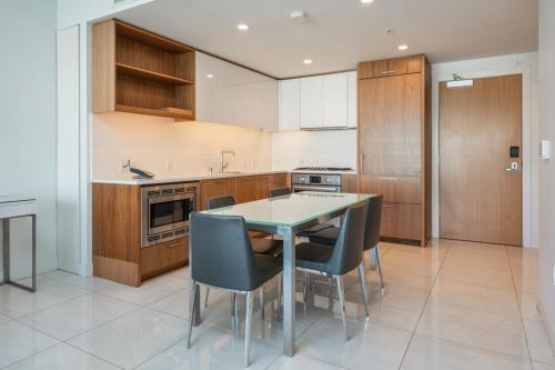 a kitchen with a table and chairs in it at Level Downtown LA South Olive in Los Angeles