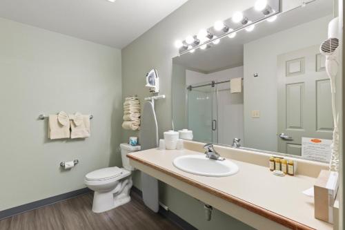 bagno con lavandino, servizi igienici e specchio di Beach House Inn a Fort Bragg