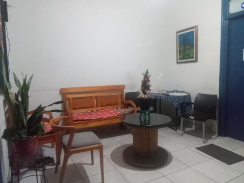 a living room with a table and chairs at Hostel Sapucali in Rio de Janeiro