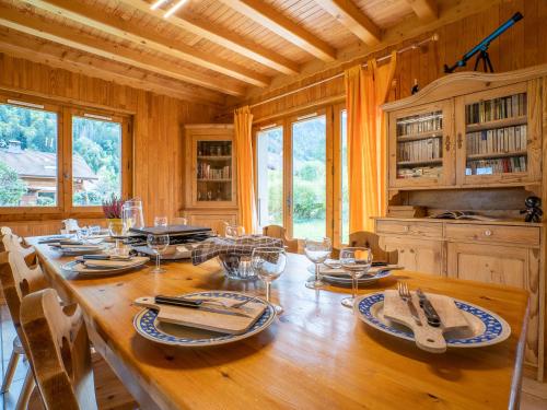 - une salle à manger avec une table en bois dans une cabine dans l'établissement Chalet Mendiaux by Interhome, à Saint-Gervais-les-Bains