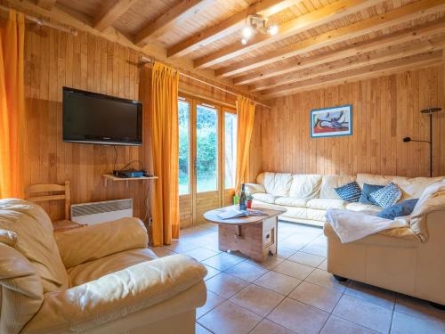 Il comprend un salon avec des canapés et une télévision à écran plat. dans l'établissement Chalet Mendiaux by Interhome, à Saint-Gervais-les-Bains