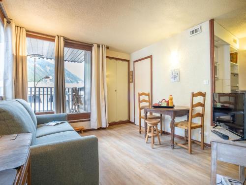 - un salon avec un canapé et une table avec des chaises dans l'établissement Apartment Le Mummery-4 by Interhome, à Chamonix-Mont-Blanc