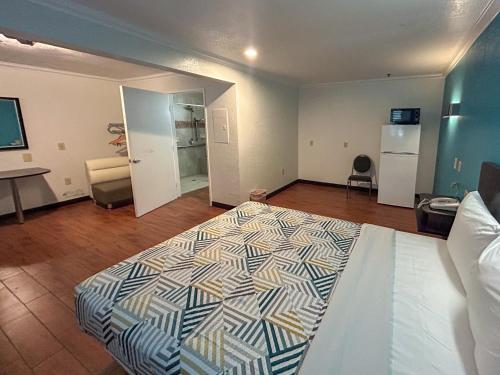 a bedroom with a large bed in a room at Motel 6 Ontario CA Convention Center Airport in Ontario