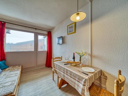 une salle à manger avec une table et une fenêtre dans l'établissement Apartment Vanoise 172 by Interhome, à Val Thorens