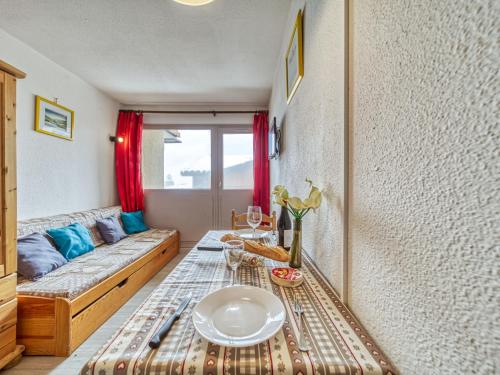 un salon avec une table et un canapé dans l'établissement Apartment Vanoise 172 by Interhome, à Val Thorens