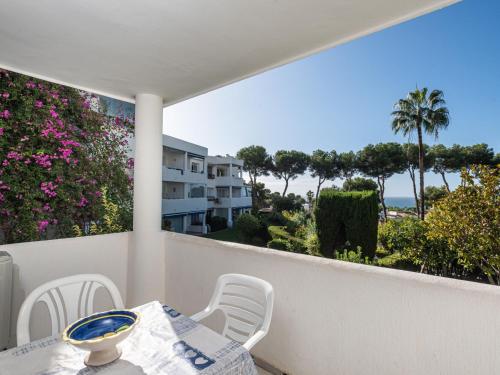 una mesa y sillas en un balcón con vistas al océano en Apartment Jardin de miraflores by Interhome, en Mijas Costa