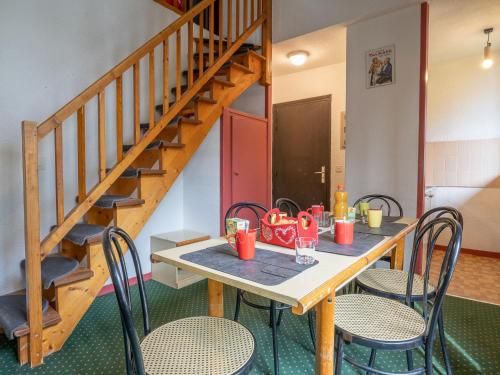 une table et des chaises dans une pièce avec un escalier dans l'établissement Apartment La Balme-1 by Interhome, à Chamonix-Mont-Blanc