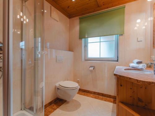 Koupelna v ubytování Chalet Hochkrimml 2 by Interhome