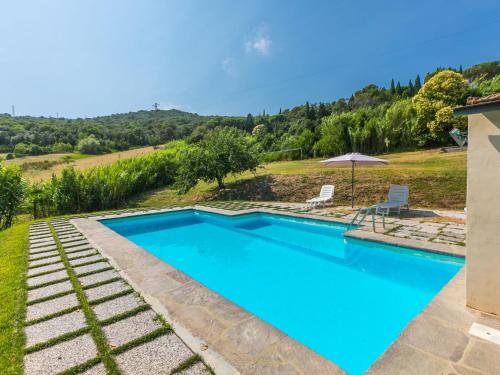 una piscina en el patio trasero de una villa en Apartment Podere La Madonnina-1 by Interhome, en Nibbiaia