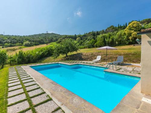 einen Pool im Hinterhof einer Villa in der Unterkunft Apartment Podere La Madonnina-1 by Interhome in Nibbiaia