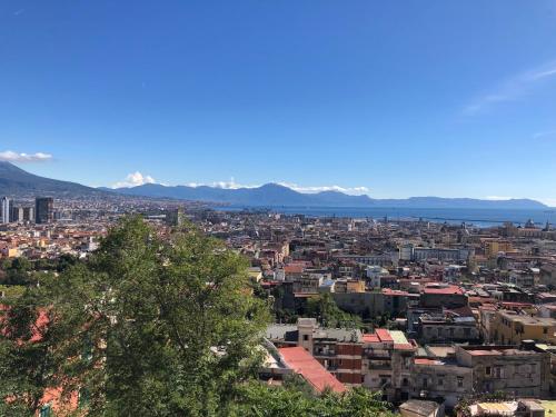 uma vista para uma cidade com montanhas ao fundo em Nanà Home em Nápoles