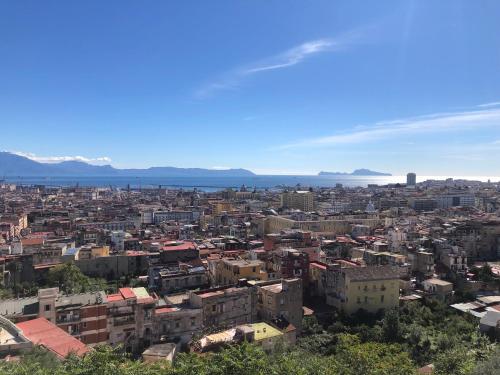 uma vista da cidade a partir da fortaleza em Nanà Home em Nápoles