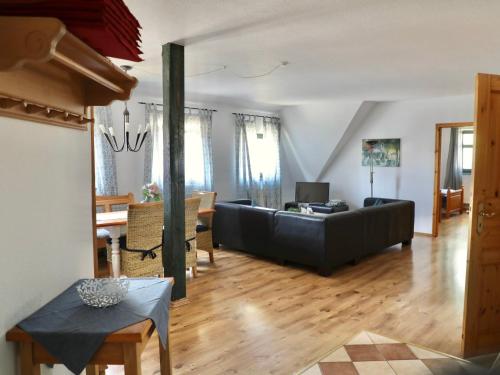- un salon avec un canapé et une table dans l'établissement Apartment Gästehaus Alte Schule-2 by Interhome, à Dargun