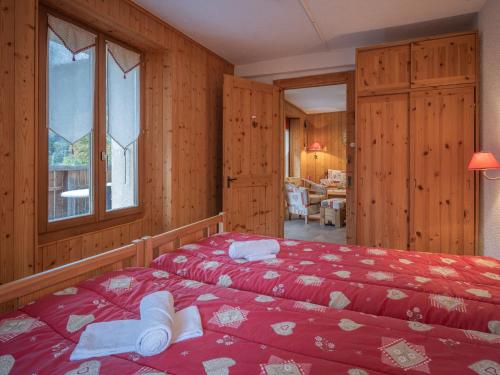 オヴロナにあるApartment Vers Saille by Interhomeのベッドルーム1室(ベッド2台付)、リビングルームが備わります。