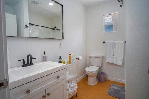 Vannituba majutusasutuses Serene 2BR1BA Residence in Peaceful San Antonio