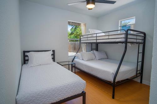 een slaapkamer met 2 stapelbedden en een raam bij Serene 2BR1BA Residence in Peaceful San Antonio in San Antonio