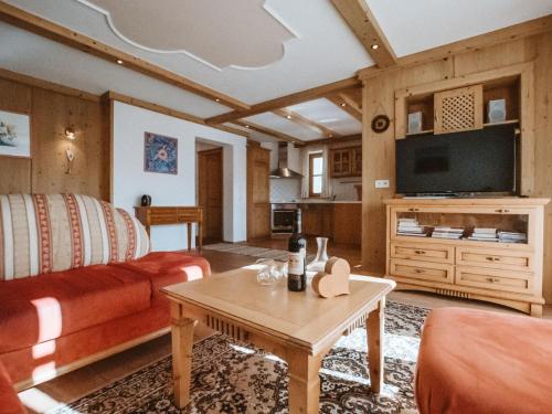 een woonkamer met een bank en een tafel bij Apartment Lena Top 1 by Interhome in Königsleiten