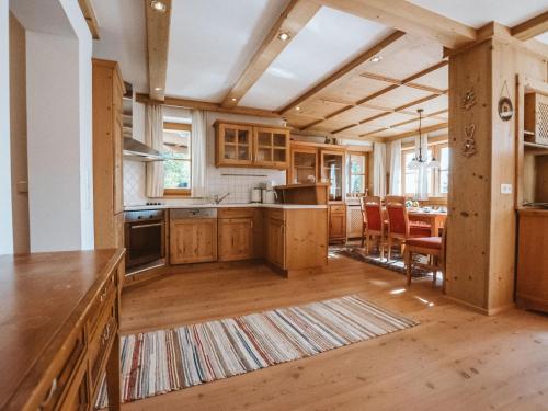 een keuken met houten kasten en een eetkamer bij Apartment Lena Top 1 by Interhome in Königsleiten