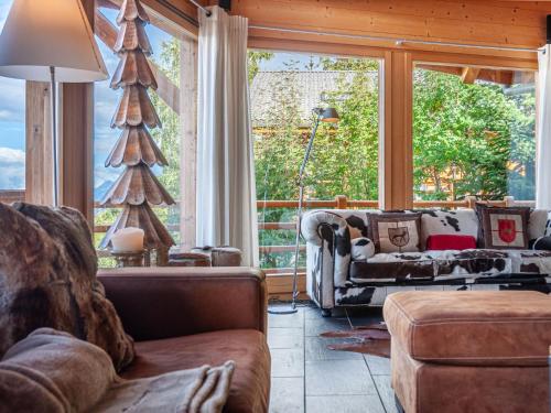 ein Wohnzimmer mit Sofas und einem großen Fenster in der Unterkunft Chalet Sebas by Interhome in Nendaz