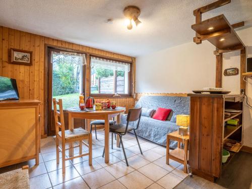 cocina y comedor con mesa y sillas en Apartment Clos des Outannes-1 by Interhome, en Chamonix-Mont-Blanc