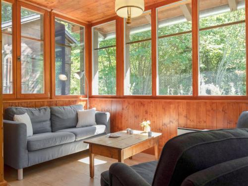 尚佩克斯的住宿－Chalet Dufaux by Interhome，客厅配有沙发和桌子
