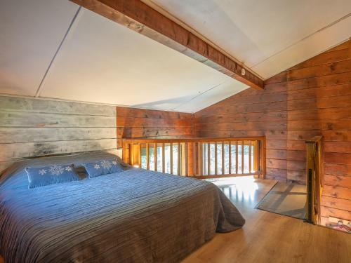 une chambre avec un lit dans une pièce aux murs en bois dans l'établissement Holiday Home Les Mazots de La Renardiere by Interhome, à Chamonix-Mont-Blanc