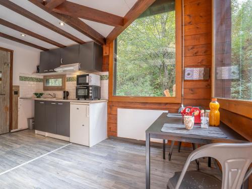 Cabaña con cocina y zona de comedor con mesa en Holiday Home Les Mazots de La Renardiere by Interhome, en Chamonix-Mont-Blanc