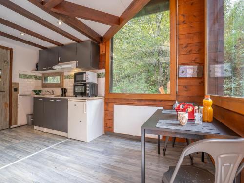 - une cuisine et un coin repas dans une cabine avec une table dans l'établissement Holiday Home Les Mazots de La Renardiere by Interhome, à Chamonix-Mont-Blanc