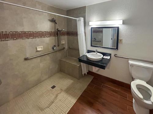 La salle de bains est pourvue de toilettes et d'un lavabo. dans l'établissement Studio 6 Ontario CA Convention Center Airport, à Ontario
