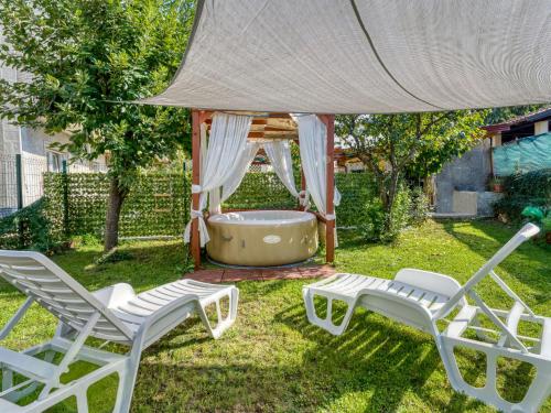 2 sillones y bañera en un patio en Holiday Home Lana 1 by Interhome, en Matulji