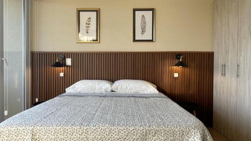 a bedroom with a large bed with two pillows at Depto central, parking, moderno in Chillán