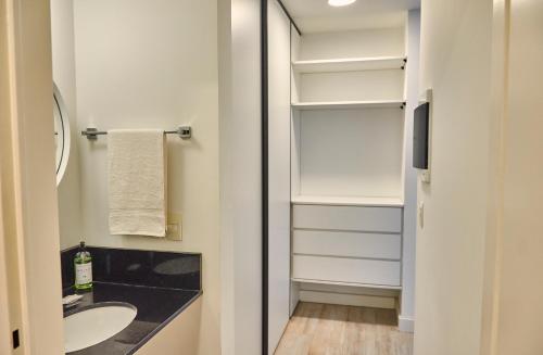 Un baño pequeño con lavabo y espejo. en Babel Botánico, en Buenos Aires
