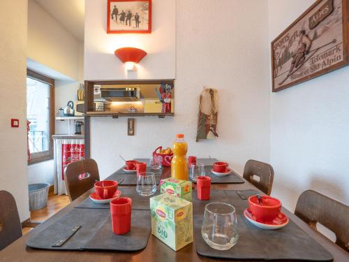 une table de salle à manger avec des assiettes et des verres dessus dans l'établissement Apartment Le Pavillon-3 by Interhome, à Chamonix-Mont-Blanc