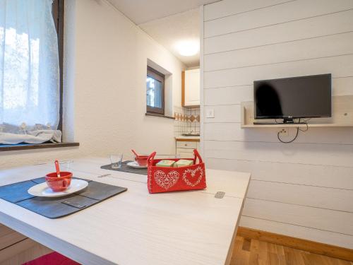 Cette chambre comprend une table avec un sac rouge. dans l'établissement Apartment Champraz-17 by Interhome, à Chamonix-Mont-Blanc