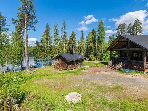 een hut in het bos naast een meer bij Holiday Home Iltaranta by Interhome in Jyväskylä