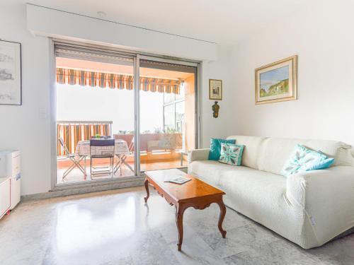 - un salon avec un canapé et une table dans l'établissement Apartment Les Balcons d'Eze-2 by Interhome, à Èze