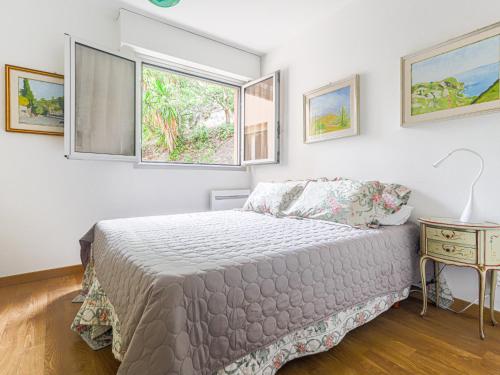 une chambre avec un lit et deux fenêtres dans l'établissement Apartment Les Balcons d'Eze-2 by Interhome, à Èze