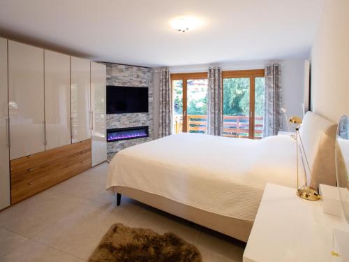 Televisyen dan/atau pusat hiburan di Apartment Le Bristol C32 by Interhome