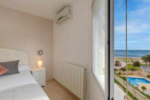 une chambre avec un lit et une vue sur l'océan dans l'établissement Fidalsa Bella Vista, à El Campello