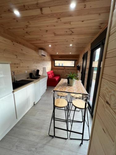 una cocina con una isla en una casa pequeña en Chalet contemporain ( chalet 2), en Montauban