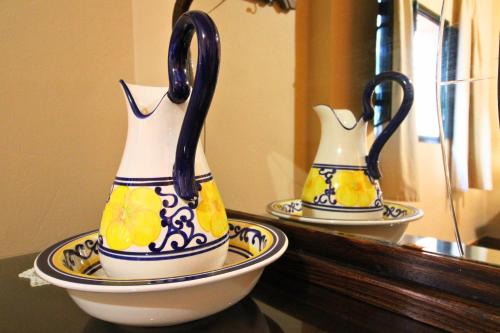 Deux vases dans un bol sur une table dans l'établissement El Precio Justo by SIERRA VIVA, à Cortelazor