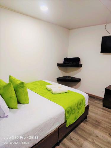 Una cama o camas en una habitación de Hotel Kristal Ferial