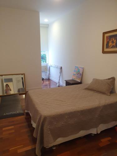 1 dormitorio con 1 cama grande en una habitación en Melhor de Copacabana en Río de Janeiro