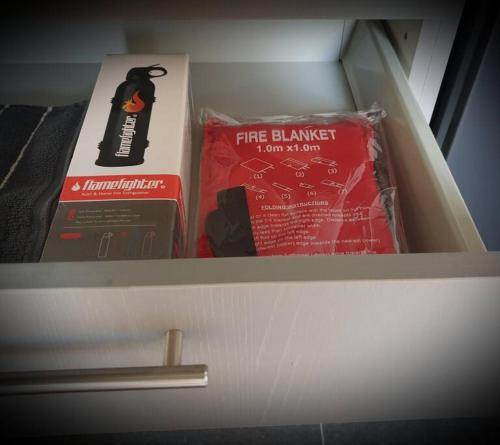 dos cajas de manta de fuego y un libro en un cajón en Serenity Lodge, 