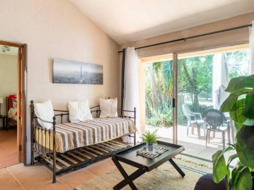 ein Wohnzimmer mit einem Bett und einem Tisch in der Unterkunft 1 Bedroom Cottage in Midrand